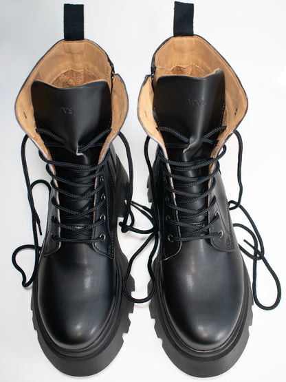 Track Sole 8-Eye Lace Up Stiefel